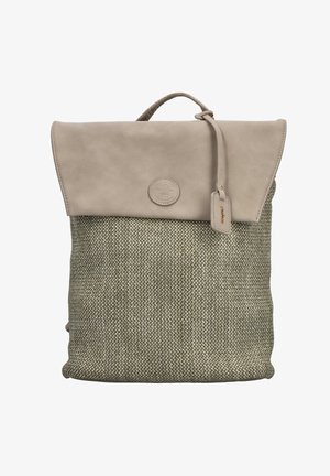 Sac à dos avec moitié inférieure beige tissée texturée et rabat supérieur lisse beige clair, doté d'une poignée supérieure et d'une étiquette en cuir de marque.