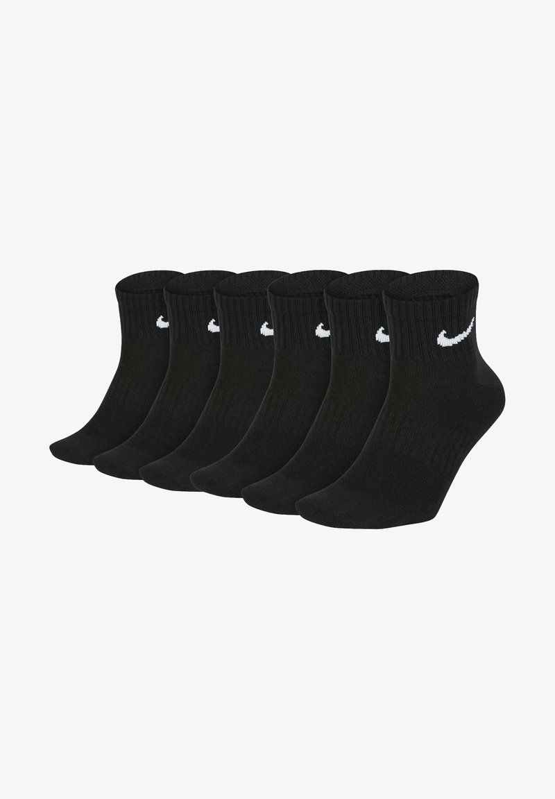 Calcetines negros de tobillo, mezcla de algodón, con puños acanalados, que presentan el logo blanco de Nike. Conjunto de seis pares, textura suave, forma estándar.