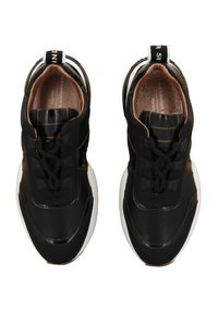 Zwarte sneakers met een gladde synthetische bovenkant, ronde neus en witte rubberen zool. Voorzien van opvallende veters en subtiele branding op de tong.
