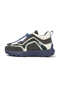 Dunkelgraue und marineblaue Wanderschuhe mit einem Obermaterial aus Wildleder und Mesh, weißen Akzenten, blauen Schnürsenkeln und einer strukturierten Gummisohle für Traktion.