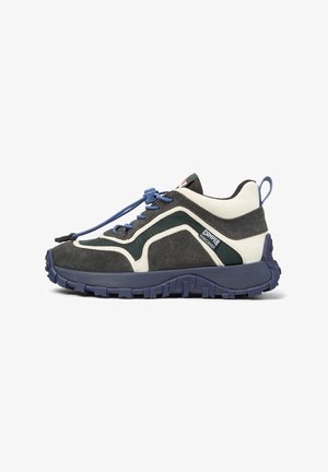 Dunkelgraue und marineblaue Wanderschuhe mit einem Obermaterial aus Wildleder und Mesh, weißen Akzenten, blauen Schnürsenkeln und einer strukturierten Gummisohle für Traktion.