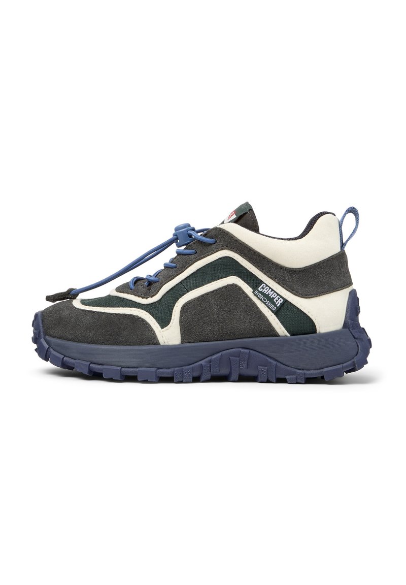 Dunkelgraue und marineblaue Wanderschuhe mit einem Obermaterial aus Wildleder und Mesh, weißen Akzenten, blauen Schnürsenkeln und einer strukturierten Gummisohle für Traktion.