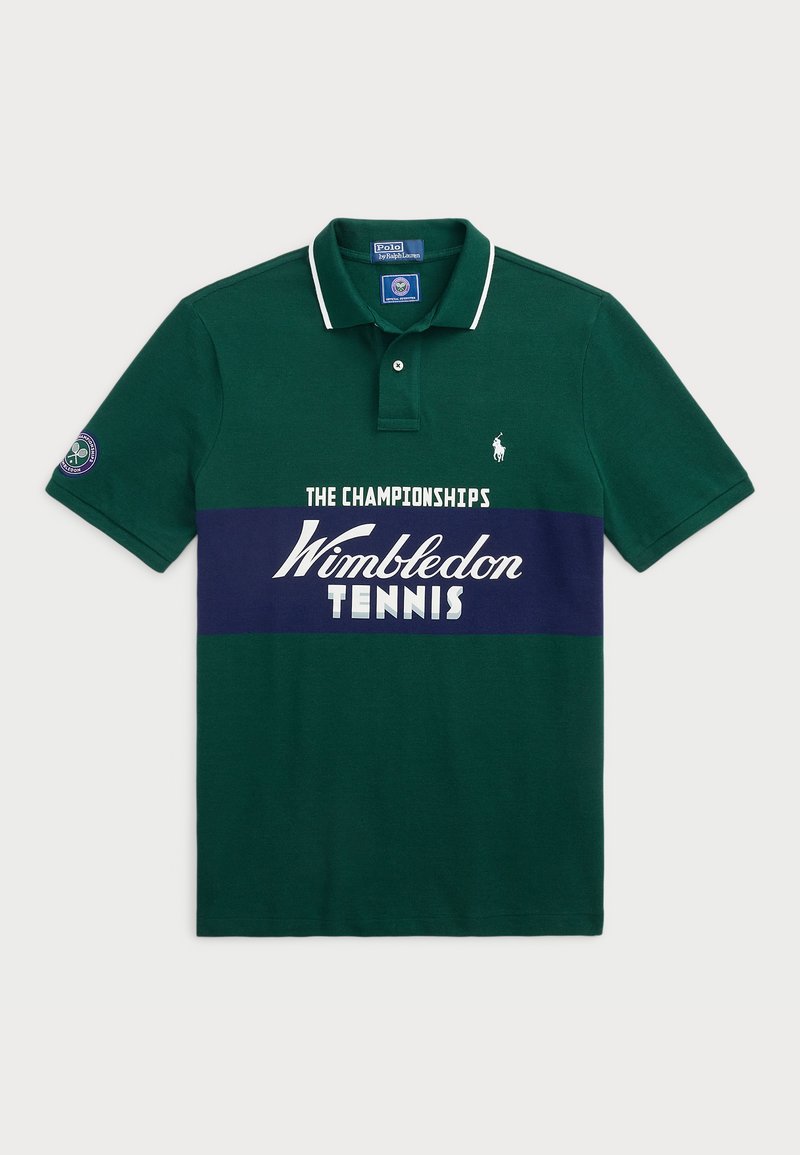 Zelený pólový tričko s bielym golierom, s centrálnym námorníckym pruhom s nápisom "Wimbledon TENNIS" a malým logom na rukáve. Bavlnený materiál.