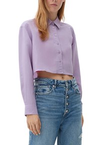 Korte lila katoenen blouse met lange mouwen, voorzien van een knoopsluiting aan de voorkant, een kraag en een gladde textuur, gecombineerd met hoge spijkerbroeken.
