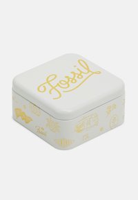 Weißes quadratisches Blech mit einem gelben "Fossil"-Logo und dekorativen Mustern, darunter Pflanzen und im Vintage-Stil gestaltete Designs, glatte Textur.