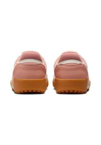 Des chaussures de sport roses avec une tige lisse, des accents blancs et une semelle en caoutchouc marron. Elles disposent d'un collier rembourré et d'une semelle extérieure texturée pour une meilleure adhérence.