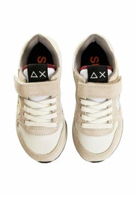Sneakers bianchi con accents in suede beige, punta rotonda, design con lacci e cinturino in velcro. Branding nero e arancione sulla linguetta imbottita.