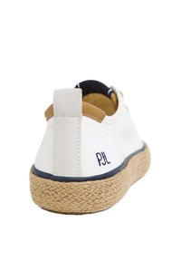 Scarpa bianca in tela con suola in juta intrecciata, accenti blu marino e un'etichetta in pelle marrone sul tallone. Presenta la scritta "PJL" ricamata in blu sul lato.