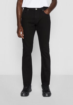 Jeans de mezclilla negra con un corte recto clásico, cinco bolsillos y cierre de botón metálico. Diseño sencillo, adecuado para diversas ocasiones.