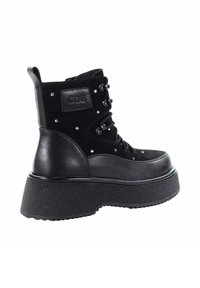 Czarne botki za kostkę z solidną podeszwą, wykonane z teksturowanego zamszu i skóry, zdobione dekoracyjnymi ćwiekami i sznurowanym fasonem.