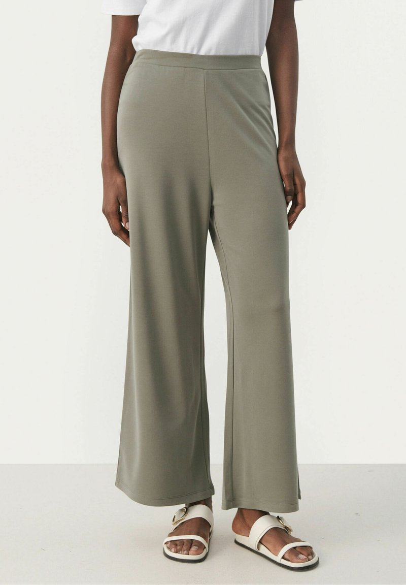 Pantalons larges et légers de couleur olive terne, fabriqués en tissu extensible doux avec une texture lisse et une taille élastique.