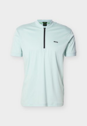 Polo a maniche corte azzurro chiaro con zip nera a quarto e piccolo logo nero "BOSS" sul petto sinistro.