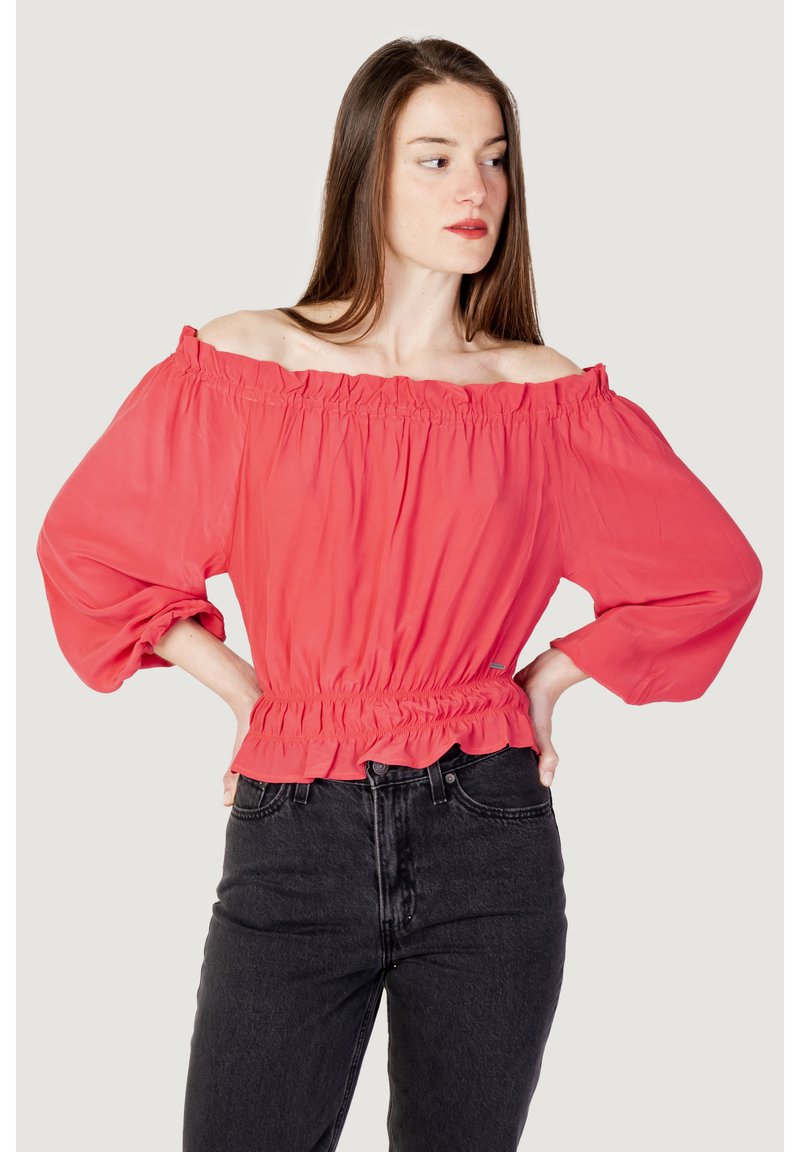 Blusa corallo scollata con elastico arricciato sul collo e in vita, presenta maniche ampie e un tessuto morbido e leggero.