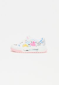 Fehér sneaker színes firkákkal rózsaszín, kék, sárga és csillámtöbb színben. Jellemzői közé tartozik a tépőzáras pánt és a rózsaszín talp szöveges részletekkel.