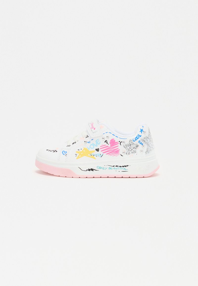 Fehér sneaker színes firkákkal rózsaszín, kék, sárga és csillámtöbb színben. Jellemzői közé tartozik a tépőzáras pánt és a rózsaszín talp szöveges részletekkel.