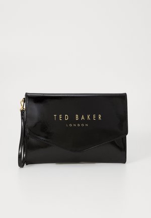 Czarna błyszcząca kopertówka na nadgarstek Ted Baker z złotymi literami i małym paskiem na jednolitym tle.