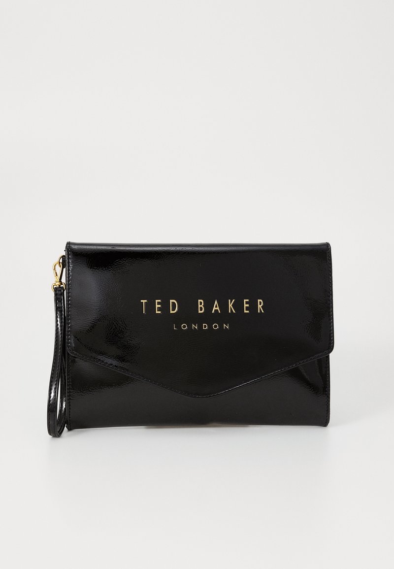 Pochette bracelet noire brillante Ted Baker avec lettrage doré et petite bandoulière sur un fond uni.