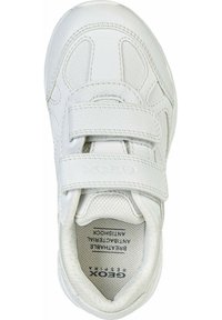 Zapatilla deportiva blanca con dos correas de Velcro, parte superior de cuero suave, forro de malla y plantilla texturizada. Presenta la marca Geox en su interior.
