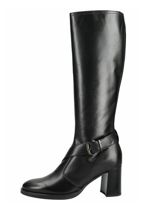 Botte noire en cuir montant jusqu'au genou avec talon bloc et sangle décorative à boucle autour de la cheville.