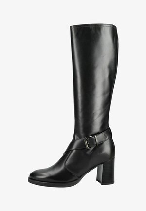 Botte noire en cuir montant jusqu'au genou avec talon bloc et sangle décorative à boucle autour de la cheville.
