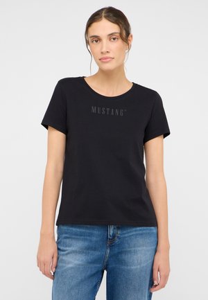 Schwarzes Baumwoll-T-Shirt mit rundem Halsausschnitt und kurzen Ärmeln, mit dem Aufdruck "MUSTANG" in einer kontrastierenden Farbe über der Brust.