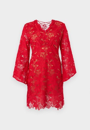 Rochie roșie din dantelă cu model floral, mâneci lungi evazate, decolteu în V și detaliu în cruce la spate.