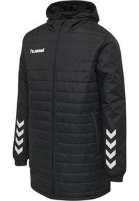 Giacca imbottita nera con cappuccio, zip frontale e polsini elastici. Presenta dettagli a chevron bianchi sulle maniche e logo sul petto.