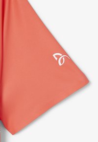 Korallfärgad träningsöverdel med en slät textur, korta ärmar och en vit logodetalj på den högra ärmen.