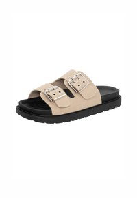Beige mockaskinns slidesandal med två breda remmar, silverfärgade spännen och en svart gummisula. Platt design med texturerad ovandel och rundad form.