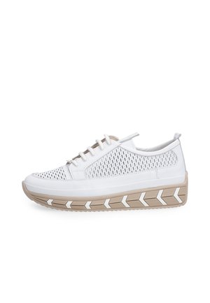 Hvid sneaker med perforeret overdel, beige tykk sål med hvide chevronmønstre og hvide snørebånd set fra siden.