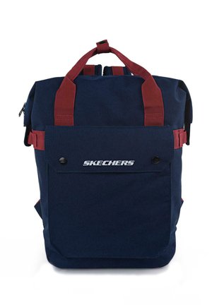 Mochila azul marino con correas rojas. Presenta un bolsillo frontal, cierre con cremallera y el logo "SKECHERS" en la parte inferior del frente. Fabricada con tela duradera.