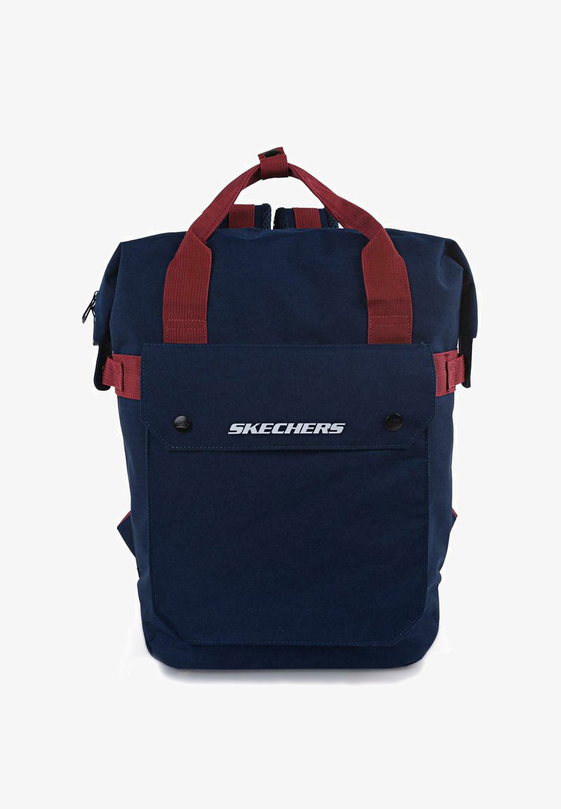 Mochila azul marino con correas rojas. Presenta un bolsillo frontal, cierre con cremallera y el logo "SKECHERS" en la parte inferior del frente. Fabricada con tela duradera.