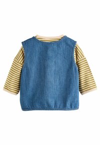 Modrá riflová vesta s okrúhlym výstrihom, kombinovaná s béžovými a olivovými pruhovanými dlhými rukávmi, s voľným strihom a elastickým lemom.