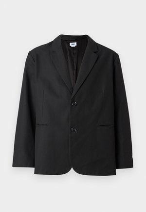Blazer negro con un ajuste entallado, dos botones frontales, solapas muescas y bolsillos laterales. Fabricado con un tejido texturizado, presenta un diseño de color sólido.