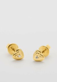 Orecchini a perno a forma di cuore in oro con superficie testurizzata e un piccolo accento di pietra preziosa trasparente al centro. Chiusura semplice per una vestibilità sicura.