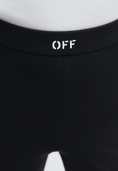 Mustad retuusid sujuva ja veniva tekstuuriga ning elastse vöökohtaga, millel on valge logo "OFF". Lihtne, keha järgi kohanduv disain.