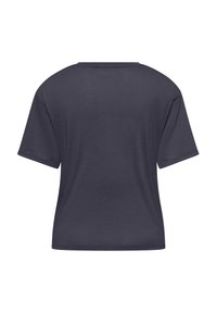 Korte mouwen t-shirt in donkergrijs. Heeft een ronde halslijn en een relaxte pasvorm. De stof heeft een zachte textuur en minimale stikseldetails.