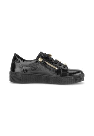 Baskets basses en cuir verni noir avec semelle épaisse, lacets noirs et détail de fermeture éclair dorée sur le côté.