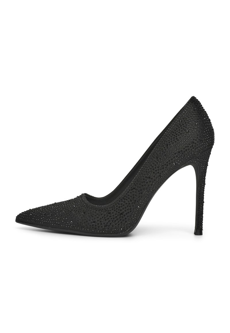 Chaussure noire à talons hauts avec un bout pointu, ornée de petites clous brillants. Texture lisse, talon aiguille fin et design de décolleté bas.