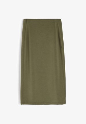 Sukienka ołówkowa w oliwkowym kolorze, wykonana z miękkiego, gładkiego materiału. Charakteryzuje się prostym krojem i czystymi liniami, bez widocznych wzorów czy akcentów.