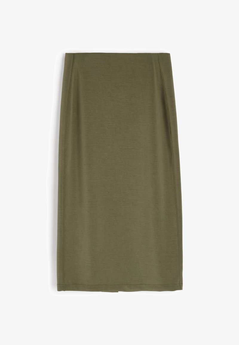 Sukienka ołówkowa w oliwkowym kolorze, wykonana z miękkiego, gładkiego materiału. Charakteryzuje się prostym krojem i czystymi liniami, bez widocznych wzorów czy akcentów.