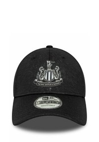 Schwarze Kappe mit einem gebogenen Schirm, aus strukturiertem Stoff und mit einem silbernen Newcastle United-Logo auf der Vorderseite. Verstellbarer Riemen hinten.