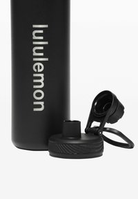 Črna vodna steklenica iz nerjavečega jekla z teksturiranim podnožjem. Ima sivo logo. Vključuje snemljivo črno pokrovčko z odpiranjem na klik.