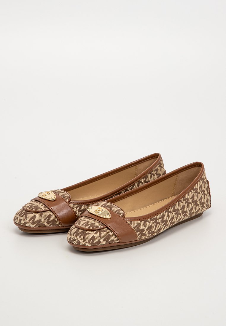 Braune, gemusterte Canvas-Ballettschuhe mit einer kontrastierenden braunen Lederzehenkappe und einem goldenen Metall-Logodetail an der Vorderseite.