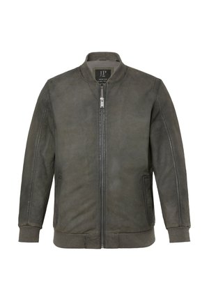 Ciemnoszara zamszowa kurtka bomberowa z prążkowanym kołnierzem, mankietami i dołem, przednim zamkiem błyskawicznym oraz bocznymi kieszeniami, prezentowana na białym tle.