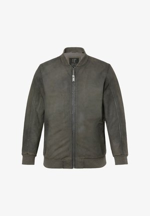 Ciemnoszara zamszowa kurtka bomberowa z prążkowanym kołnierzem, mankietami i dołem, przednim zamkiem błyskawicznym oraz bocznymi kieszeniami, prezentowana na białym tle.