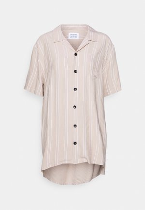 Chemise beige à manches courtes avec des rayures verticales blanches et un ourlet légèrement arrondi.
