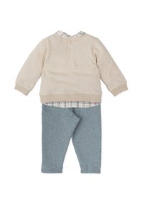 Conjunto para adolescente que incluye un sudadera beige con la parte trasera abotonada y un cuello a cuadros, combinada con pantalones de stretch grises.