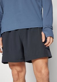 Under Armour TRAIL RUN SHORTS - Športové šortky - black/reflective