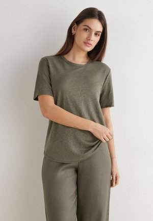 Olivegrünes T-Shirt mit kurzen Ärmeln aus weichem Stoff, mit einem runden Ausschnitt und einer lockeren Passform, die am Saum eine leichte Kurve aufweist.
